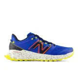 Championes de trail running New Balance Fresh Foam Garoé V1, con diseño en color azul vibrante, detalles en naranja y negro, y suela con tecnología AT Tread. Presentan entresuela Fresh Foam con efecto moteado y suela de goma amarilla para mayor tracción.