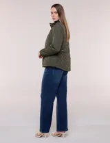 Campera capitoneada verde militar de la línea Weatherproof, con diseño a rombos, cuello alto mao, cierre frontal con cremallera y botones a presión dorados, bolsillos frontales con solapa y trabas de ajuste en la cintura.