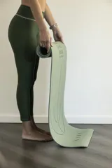 Calza deportiva larga color verde militar, de lycra reciclada con pespuntes lilas.