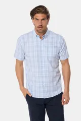 Camisa de manga corta con botones, color celeste con estampado a cuadros blancos. Hecha en Uruguay.