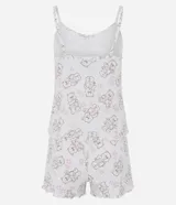 Pijama short doll de dos piezas en color blanco con estampado de ositos cariñositos y estrellas rosadas. Está compuesto por una musculosa de escote en V con tirantes finos y detalle de moño, y un short con cintura elástica y bordes ondulados.