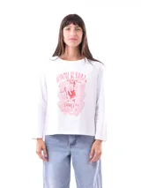 Remera blanca de manga larga con cuello redondo y estampado frontal en tonos rosados y rojos con temática de rock and roll y flores.