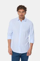 Camisa de lino y algodón, color celeste con rayas verticales blancas, corte slim fit y botones personalizados.