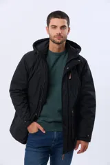 Campera de abrigo color negro con capucha desmontable, cierre frontal con cremallera y botones a presión, bolsillos frontales y bolsillo interno. Cuenta con forro interior de corderito en la parte superior para mayor calidez.