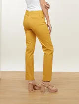Pantalón slim de corte recto, color blanco, con pretina con pasadores, cierre y botón frontal. Cuenta con tres bolsillos delanteros y dos bolsillos ojal en la parte trasera.