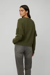 Sweater de tejido de punto color natural, con cuello redondo, mangas largas y detalle de flecos en la parte superior de las mangas.