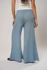 Pantalón celeste de corte palazzo, con cintura elastizada y tiro alto.