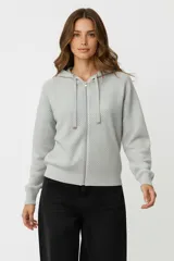 Cardigan de algodón y lurex color gris claro, con capucha, cierre frontal y diseño holgado.