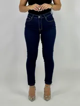 Pantalón de jean chupín color azul oscuro.