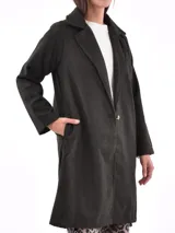 Tapado largo color gris oscuro, con cuello solapa y cierre frontal con un botón.