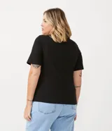 Remera negra de algodón con cuello en V y mangas cortas.