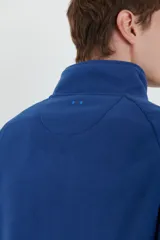 Sweater azul de polar con cuello alto y cierre parcial con cremallera.