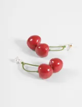 Caravanas colgantes con diseño de cerezas rojas y detalle de perla blanca en la parte superior.