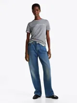 Remera gris de algodón con cuello redondo y logo de Tommy Hilfiger estampado en el pecho.