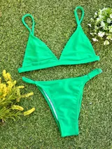 Conjunto de bikini verde esmeralda, con corpiño triangular fijo y bombacha vedetina regulable.