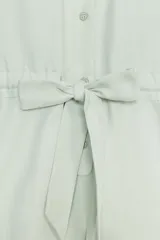 Mono corto de Zara Woman Collection color verde menta, confeccionado en mezcla de algodón y lino. Presenta cuello solapa, manga corta, cierre frontal con botones, bolsillos de plastrón con solapa en el pecho y cintura ajustable con lazo.