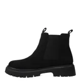 Botas Chelsea de mujer color marrón oscuro, estilo botín, con caña corta y paneles elásticos laterales. Cuentan con suela track gruesa y tiradores en el talón y la abertura frontal para facilitar el calce.