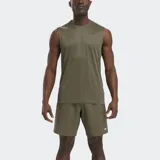 Musculosa de entrenamiento Reebok para hombre, color verde oliva, de corte regular, cuello redondo y sin mangas. Presenta un pequeño logo Reebok en el pecho y un panel de malla en la espalda para ventilación.