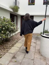 Kimono de lycra de algodón negra, de calce amplio con mangas largas y bolsillos laterales.