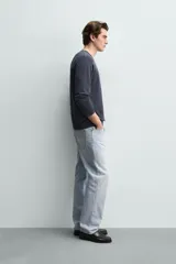 Sweater de punto relaxed fit confeccionado en hilatura con viscosa de tacto suave, color marrón, con cuello redondo y manga larga. Cuenta con acabados en rib.