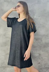 Vestido corto blanco con textura tipo waffle, cuello redondo y mangas cortas.