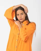 Camisola larga color verde esmeralda con botones de madera, corte holgado, cuello mao y mangas largas acampanadas con volados.