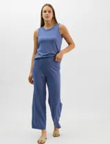 Musculosa de tejido fino en color amarillo, con cuello redondo y diseño sin mangas.