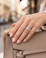 Anillo de plata 925 con diseño calado en forma de flor.