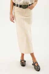 Falda midi color beige, de corte recto y tiro alto.