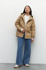 Campera negra tipo piloto con puños elastizados, cordón ajustable en la cintura, cuello alto y capucha.