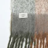 Bufanda de tejido suave con diseño de cuadros en tonos tierra, incluyendo marrón, verde oliva, gris y blanco. Presenta terminaciones con flecos largos en los extremos.