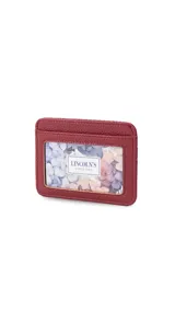 Tarjetero de cuero sintético color bordó con textura granulada, cuenta con un visor frontal transparente y ranuras para tarjetas.