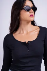 Remera azul de punto canalé, con escote cuadrado y mangas largas.