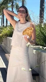 Musculosa de cuero ovino con acabado gastado artesanal, diseño sin mangas con cuello redondo y cierre metálico completo en la espalda.