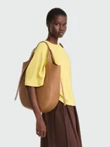 Bolso tote XL Longchamp de cuero color tostado, modelo Le Foulonné, con diseño amplio y asas para el hombro.