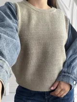 Sweater beige de punto con mangas largas de jean. Diseño con cuello redondo y corte holgado.
