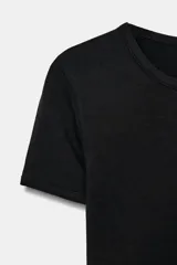 Camiseta negra de manga corta y cuello redondo, con vivos a contraste en el cuello y las mangas.