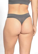 Bombacha colaless gris de tejido acanalado, con bordes de pierna ribeteados y cintura suave que se adapta sin marcar la silueta.