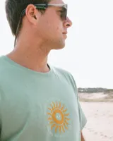 Remera unisex color crema con estampado de un sol anaranjado.