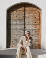 Aros tipo argollas de diseño artesanal con acabado texturizado y forma irregular. Fabricados en bronce y alpaca, con pernos y cierres de plata 925.