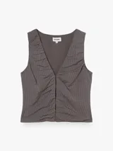 Top sin mangas color gris con rayas diplomáticas blancas, escote en V y detalle drapeado en el frente. Tiene cierre frontal.