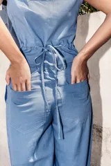 Pantalón de lino color celeste, de tiro medio con elástico en la cintura trasera, bolsillos delanteros tipo carpintero y botón marmolado. Combina con el chaleco Tenerife.