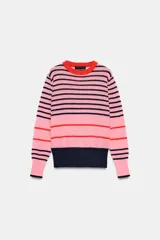 Jersey de punto de cuello redondo y manga larga con puños ajustados. Presenta un diseño de rayas horizontales en tonos rosa, azul marino y detalles en rojo.