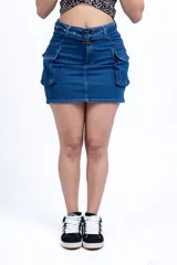 Mini falda de jean azul con bolsillos cargo laterales y cinturón con hebilla metálica.