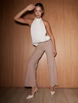 Pantalón wide leg de tejido con acabado brillante, marca Allie Rose. Presenta una pretina elástica fina y una costura vertical frontal que recorre toda la pierna.