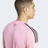 Camiseta de fútbol Adidas del Inter Miami CF, modelo Home 25/26, para hombre. Diseño a rayas verticales en dos tonos de rosa, con detalles negros en cuello, hombros (tres franjas) y logos. Incluye el escudo del club y el logo de Royal Caribbean como patrocinador principal.