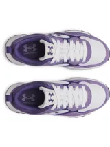 Championes Under Armour modelo Mirage Sport, con diseño de inspiración retro. Presentan una combinación de malla transpirable con superposiciones de gamuza y cuero en tonos violeta y blanco. Incluyen entresuela de EVA para amortiguación y suela de goma resistente.