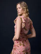 Vestido maxi estampado floral, marca Julia Jordan. Lateral fruncido y lazo de ajuste. Ruedo asimétrico con volados. Lateral con abertura y cierre invisible. Forro interno a tono.