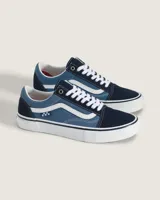 Championes Vans modelo Skate Old Skool, con diseño low-top en tonos azul marino y azul medio. Presentan la icónica franja lateral Sidestripe en blanco, confeccionados en una combinación de gamuza y lona con suela vulcanizada de goma blanca y patrón Waffle.