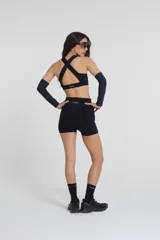 Minishort negro de tiro alto, con cintura con doble tela y recorte en la parte posterior.